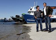 Maneiro y el secretario del PSdeG visitaron el puerto de Cabo. 