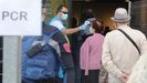 Toma de temperatura antes de entrar en un centro cultural de Puende de Vallecas, en Madrid