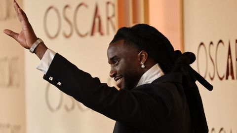 El cantante Shaboozey, que se unir� a Miles Caton y Raphael Saadiq en la actuaci�n de la canci�n nominada �I Lied to You�, de �Los pecadores�. Lleva traje de Campillo