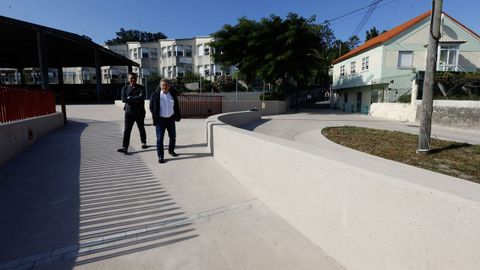 Lores y el concejal de Educacin, Demetrio Gmez, en el renovado acceso al CEIP Parada-Campa