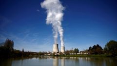 Torres de la planta nuclear de Civaux (Francia).