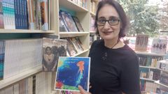 Roc�o Rodr�guez con alg�ns dos libros publicados pola s�a editorial, Peruchela Edici�ns