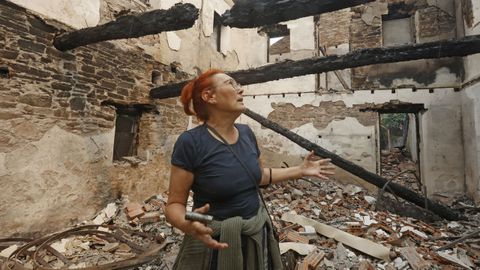 Dominga muestra su vivienda calcinada en la parroquia de San Vicente de Leira