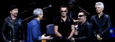 Los miembros del grupo U2, en el escenario con Tim Cook (de camisa azul), director ejecutivo de Apple. 