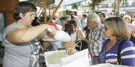 Vendiendo verdina en una de las ediciones de la Festa da Faba.