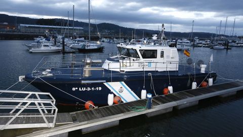 Embarcaci�n del Servicio de Guardacostas, amarrada en el puerto deportivo de Viveiro
