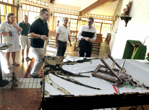 El p�rroco, de camisa negra, explic� a los feligreses lo sucedido en la capilla. 