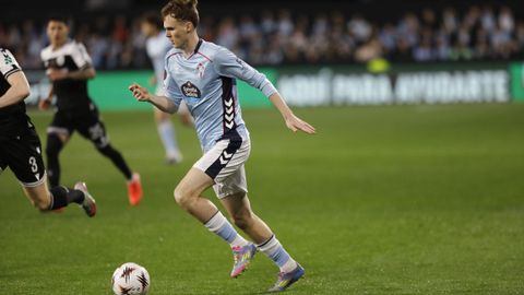 Williot Swedberg conduciendo el bal&oacute;n durante el encuentro ante el PAOK