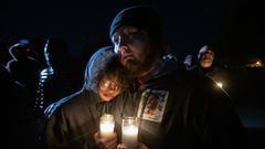 Dos personas atienden una vigilia por Tyre Nichols, otro afroamericano asesinado por la polic�a esta semana en Memphis.