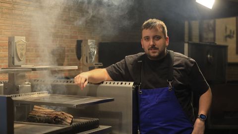 scar Vidal, en su parrilla del Asador O Pazo.