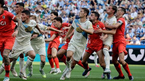 Loureiro y Barcia, a la izquierda y la derecha de la imagen, en el partido contra el Burgos en Riazor