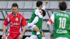 Joselu, autor del primer gol, abrazado por Dalmau tras el 1-0 del Racing de Ferrol ante el Tropez�n