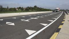 Imagen de los dientes de drag�n pintados en la aproximaci�n a dos rotondas en el enlace orbital de Santiago, en la autov�a SC-30.