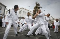 Vecinos de A Illa, vestidos con traje marinero, mecen a la Virgen del Carmen durante la procesi�n. 