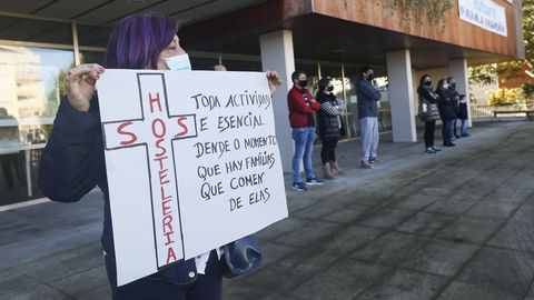 Uno de los carteles en la protesta por el cierre de la hosteler�a en Burela