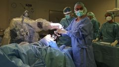 Imagen de archivo de una intervenci�n rob�tica, que en el CHUS tambi�n han ca�do un 18 % durante el primer trimestre del 2026