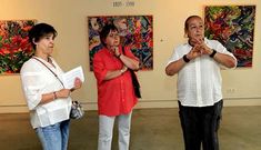 Carlota Cuesta (a la derecha), en la planta baja del museo, con obras de Julio Pujales.
