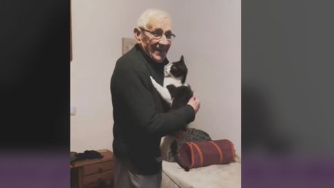 El entraable vdeo viral de un abuelo asturiano de 96 aos jugando con su gata