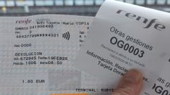 Algunos de los papeles que hubo que imprimir para que la viajera cobrase 1,80 euros del billete que no pudo disfrutar.