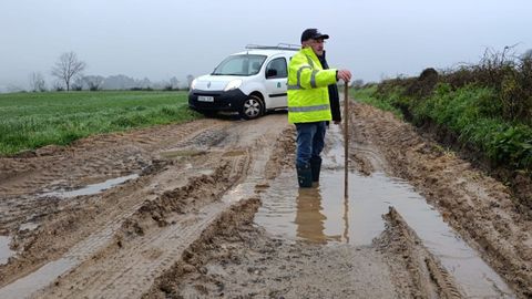 Los operarios recorren la red municipal para conocer su estado tras los temporales