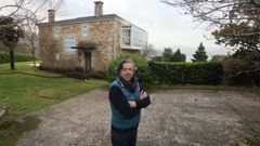 V�ctor Pini�s, en el jard�n de una de las casas de alquiler vacacional exclusivas que gestiona cerca de la playa de Area, Viveiro