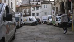 Furgonetas y camiones de carga y descarga en el casco histrico en Santiago