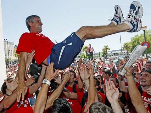 Quique Seti�n fue manteado por sus jugadores en Augas F�rreas