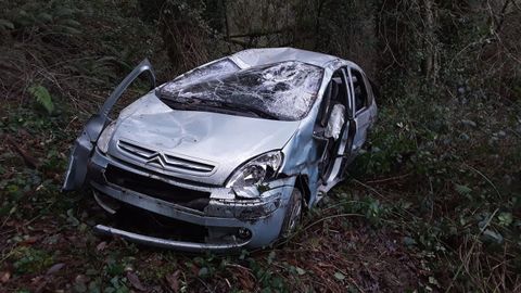 Los bomberos tuvieron que excarcelar al hombre para transportar al herido hasta la ambulancia mediante una camilla y una pick up.