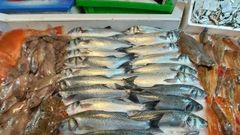 En el centro, lubinas frescas