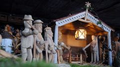 Dous nacementos artesanais. Estes dous nacementos son xa un smbolo do Nadal en Sober.  esquerda o elaborado por Ruperto lvarez, o carpinteiro de Vilaescura falecido no 2022 aos 101 anos que deixou mis de cen pezas de madeira para un beln moi particular. E  dereita, as pezas tamn de madeira, pero a tamao natural, modeladas pola motoserra de Eugenio Linares. Van estar expostos a partir do da 12 e durante todas estas fechas, o primeiro no centro sociocultural e o segundo fronte a Casa do Concello