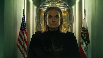 La actriz Rebecca Ferguson encarna a la jueza cibern&eacute;tica.