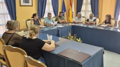 Estrella Peral, a la derecha, tom&oacute; posesi&oacute;n de su acta como concejala.