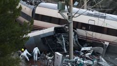 Agentes de la Guardia Civil buscan restos y evidencias este lunes en Aldamuz (C�rdoba), donde descarrilaron dos trenes de alta velocidad con medio millar de personas a bordo.