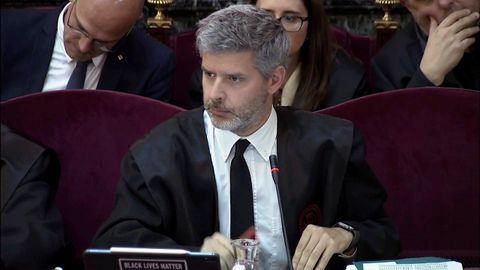 Un comisario desconcierta al abogado de Junqueras. Andreu Van den Eynde se mostr� sorprendido ayer cuando un comisario se refiri� a �l como mediador en un colegio el 1-O. Inc�modo, el letrado miraba hacia los lados con media sonrisa y gesto de incr�dulo cuando el testigo coment� que un agente le entreg� el auto que indicaba que la polic�a deb�a de impedir el referendo ilegal
