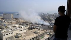 Un libans observan la extincin del incendio otro gran incendio en el almacn donde la Cruz Roja Internacional guardaba cerca del puerto la ayuda humanitaria volvi a despertar los fantasmas del desastre.