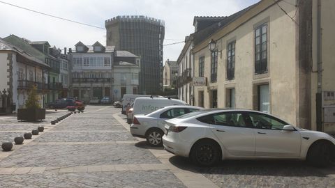 Coches aparcados este martes en la plaza de Santa María