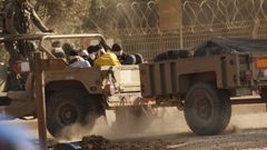 Un vehículo militar israelí transporta a prisioneros palestinos que cree que son militantes de Hamas, cuando salen de la Franja de Gaza, al sur de Israel.