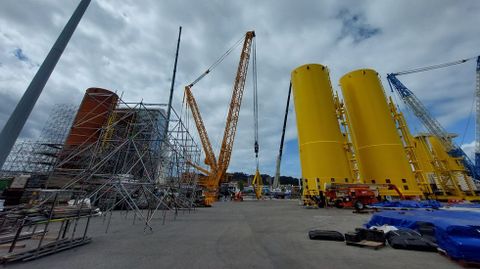 Piezas de transicin para monopiles de Windar en el puerto de Avils