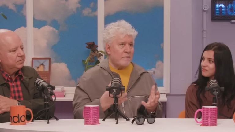 Pedro Almod�var, en el p�dcast de �La Pija y la Quinqui� junto a su hermano Agust�n