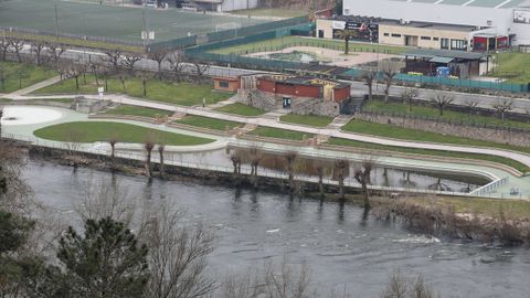 Las piscinas de Oira, que quedaron completamente inundadas por el Mi�o, tambi�n sufrieron da�os.