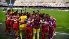 Salida de las espa�olas al c�sped del estadio Arechi