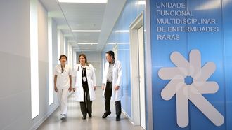 Foto de archivo de la Unidade Funcional Multidisciplinar de Enfermidades Raras del Hospital �lvaro Cunqueiro de Vigo, una de las tres que hay en Galicia. De izquierda a derecha: la enfermera Raquel Montes, la pediatra Nieves Balado y el internista Alberto Rivera.