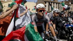Manifestacin de apoyo a Palestina y su rechazo a la participacin del equipo Israel Tech durante la decimocuarta etapa de la Vuelta ciclista a Espaa que se disputa este sbado sobre 135,9 kilmetros en Asturias con comienzo en Avils y final en las duras rampas del Alto de la Ferrapona, en los lagos de Somiedo.