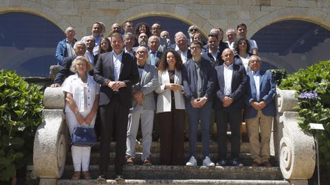 El conselleiro de Cultura, Lingua e Xuventude, Jos� L�pez Campos (segundo por la izquierda en primer t�rmino) se reuni� en Sober con los alcaldes de la Ribeira Sacra para explicar el contenido del informe del Icomos