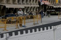 Ant�n S�ez, presidente de la Asociaci�n de Hosteleros de la Marina, tras las vallas de la zona. 