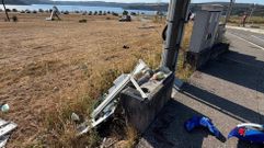 Restos del accidente y cuadro el�ctrico derribado en el siniestro ocurrido muy cerca del acceso al lago de As Pontes.
