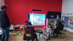 Fin del recorrido de la maleta viajera Mavi por Vimianzo, una iniciativa de la Subdelegaci�n del Gobierno para concienciar contra la violencia de g�nero