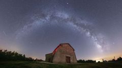 El santuario del monte Faro en una imagen nocturna con el cielo estrellado