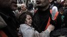 Un equipo de rescate saca a una nia de los escombros de un edificio en Deir al Balah, Gaza.