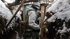 Dos soldados ucranianos en un punto de guardia en Donetsk